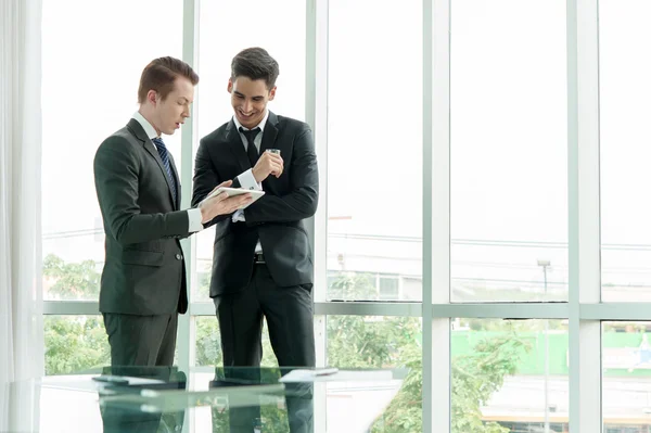 Zakelijke partners discussiëren over documenten en ideeën in office — Stockfoto