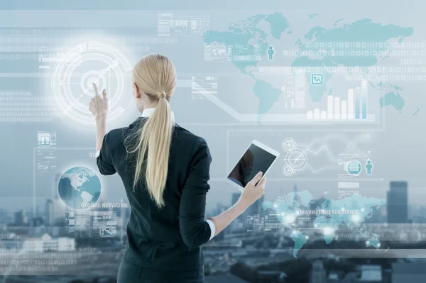Affärskvinna som arbetar med digital virtuella skärmen, business strate — Stockfoto