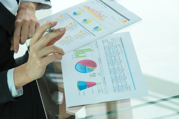 Businesswoman working with performance report — Stock Photo, Image