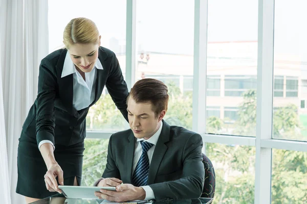 Affärsman och kvinna diskutera i office — Stockfoto