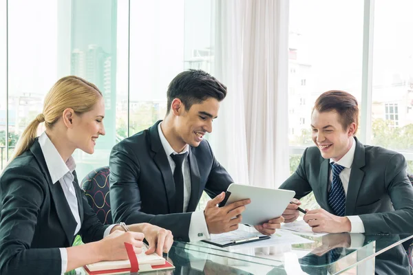 Geschäftspartner diskutieren bei Treffen über Dokumente und Ideen — Stockfoto