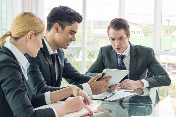 Zakenpartners die documenten en ideeën bespreken tijdens vergaderingen — Stockfoto