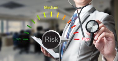 İş adamı ile stetoskop, risk yönetimi kavramı