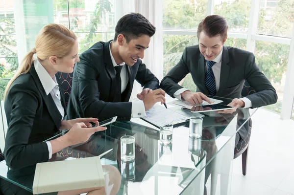 Affärspartners diskuterar dokument och idéer vid mötet — Stockfoto