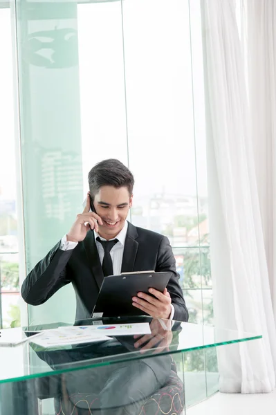 Hombre de negocios hablando por teléfono celular en la oficina —  Fotos de Stock