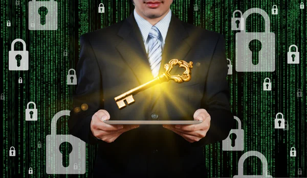 Επιχειρηματίας χρησιμοποιώντας δισκίο με χρυσό έννοια-κλειδί, ασφαλείας — Φωτογραφία Αρχείου