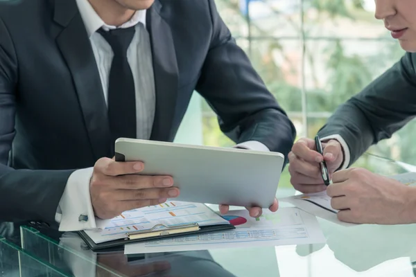 Geschäftspartner diskutieren bei Treffen über Dokumente und Ideen — Stockfoto