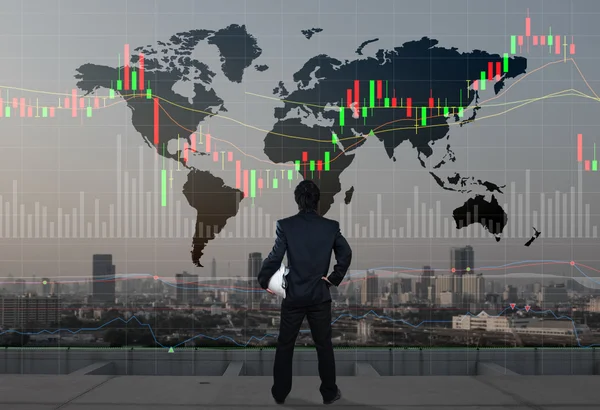 Бизнесмен стоит на крыше небоскреба, биржевой маркетолог — стоковое фото
