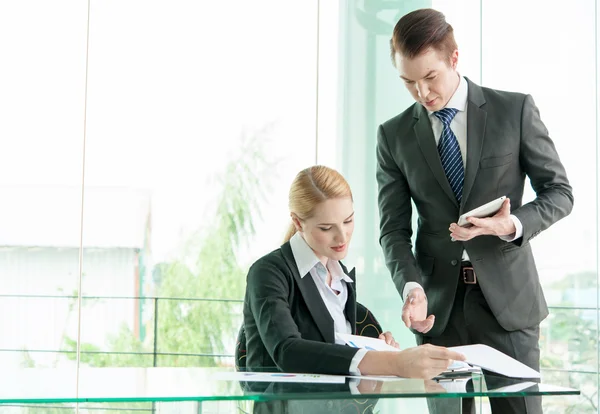 Socios comerciales discutiendo documentos e ideas en la oficina — Foto de Stock