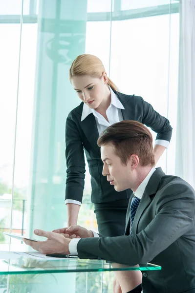 Geschäftspartner diskutieren Dokumente und Ideen im Büro — Stockfoto