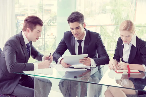 Affärspartners diskuterar dokument och idéer vid mötet — Stockfoto