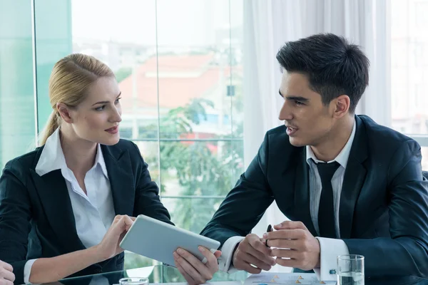 Affärspartners diskuterar dokument och idéer vid mötet — Stockfoto