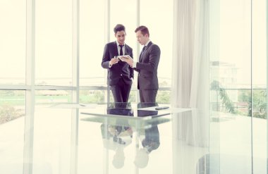 belgeler ve fikirler Office tartışırken iş ortakları