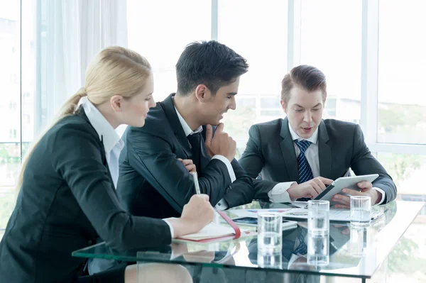 Affärspartners diskuterar dokument och idéer vid mötet — Stockfoto