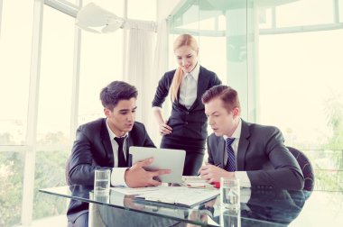 İş ortakları toplantıda belge ve fikirleri tartışıyor