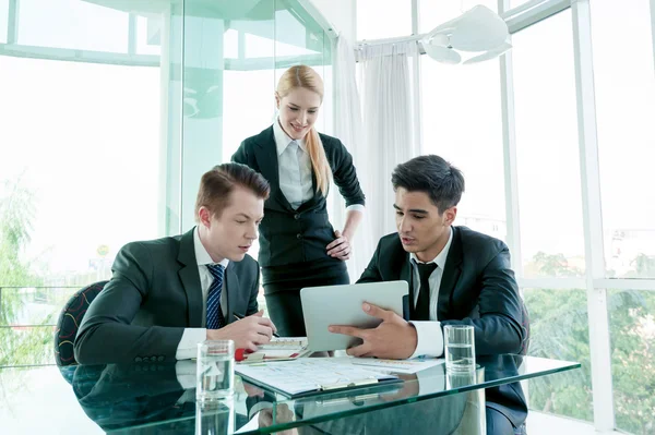 Geschäftspartner diskutieren bei Treffen über Dokumente und Ideen — Stockfoto