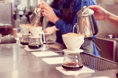 Barista driping kahve