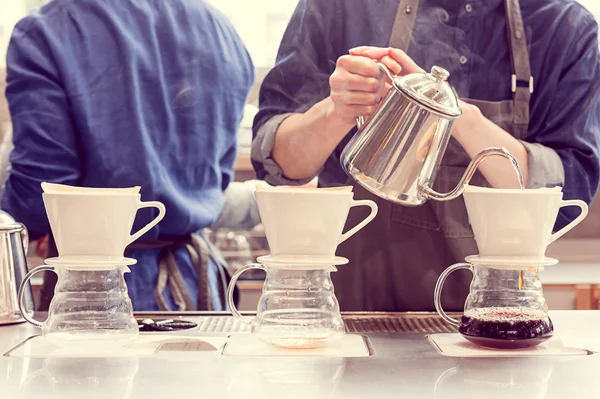 Barista goutte à goutte café — Photo