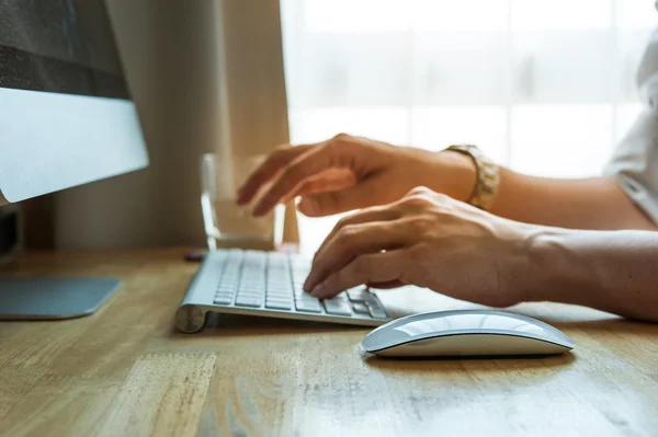 Man met desktop-pc computer, mobiel kantoor concept — Stockfoto