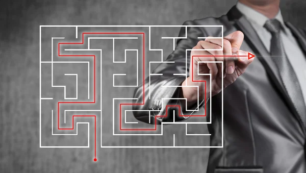 Affärsman som arbetar med digital skärm av labyrint, affärsstrategi — Stockfoto