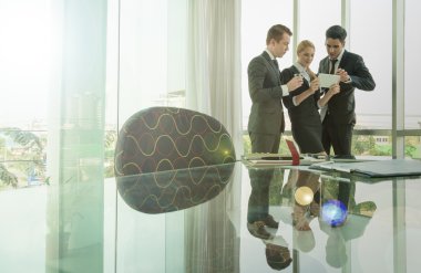 İş ortakları toplantıda belge ve fikirleri tartışıyor