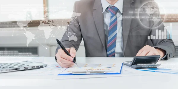 Geschäftsmann analysiert Bericht auf Diagramm mit Laptop und Taschenrechner — Stockfoto