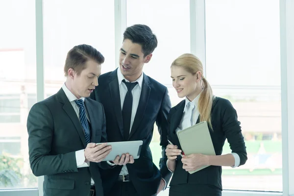 Geschäftspartner diskutieren bei Treffen über Dokumente und Ideen — Stockfoto