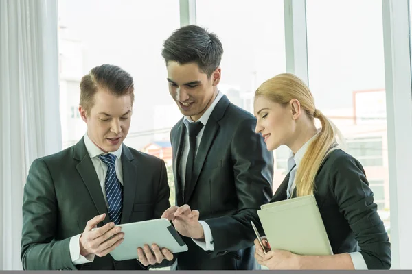 Affärspartners diskuterar dokument och idéer vid mötet — Stockfoto