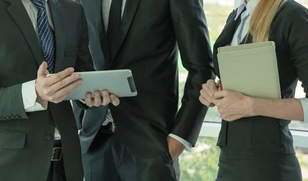 Socios comerciales utilizan tableta discutir documentos e ideas en la reunión — Foto de Stock