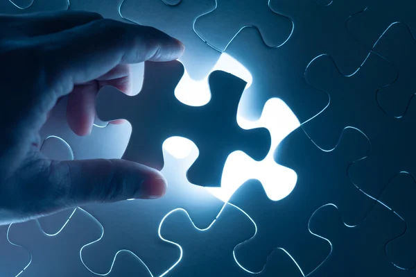 Inserto a mano puzzle, immagine concettuale della strategia aziendale — Foto Stock