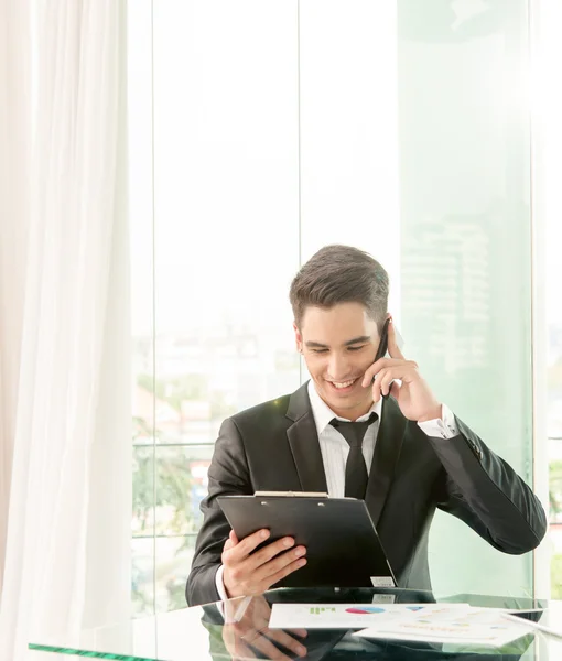 Hombre de negocios hablando por teléfono celular en la oficina — Foto de Stock