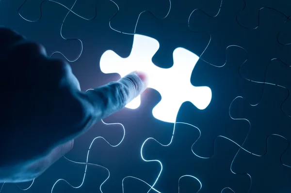 Handpresse auf Puzzle, konzeptionelles Bild der Geschäftsstrategie — Stockfoto