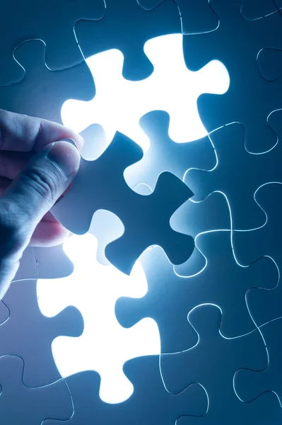 Inserto a mano puzzle, immagine concettuale della strategia aziendale, decis — Foto Stock