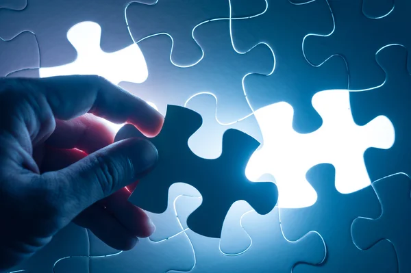 Inserto a mano puzzle, immagine concettuale della strategia aziendale, decis — Foto Stock