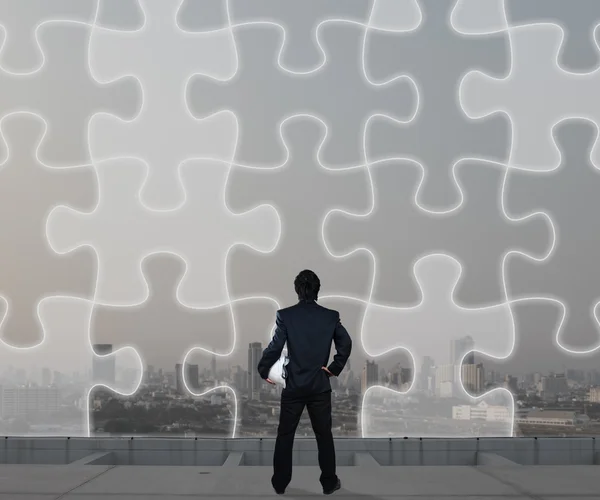 Uomo d'affari con schermo per puzzle, concetto di strategia aziendale — Foto Stock