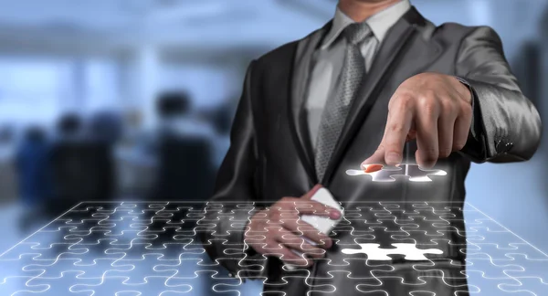 Geschäftsmann arbeitet an digitalem Puzzle-Bildschirm, Geschäftsstrategie — Stockfoto