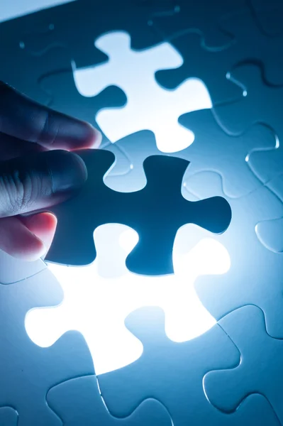 Jigsaw inserção de mão, imagem conceitual da estratégia de negócios, decis — Fotografia de Stock