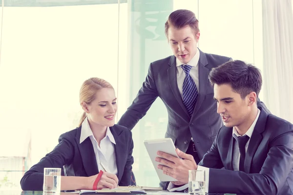 Socios comerciales que discuten documentos e ideas en la reunión — Foto de Stock