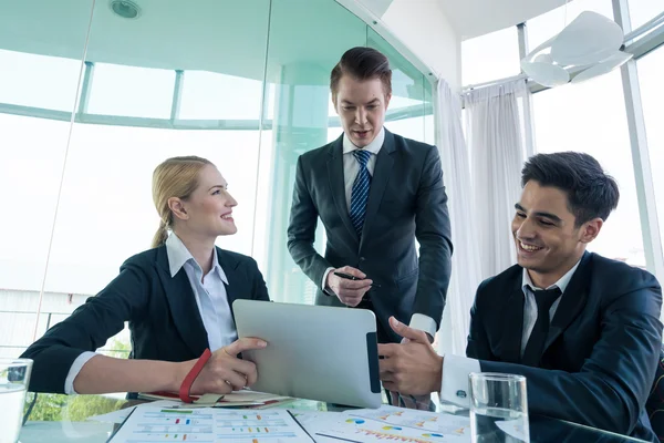 Geschäftspartner diskutieren bei Treffen über Dokumente und Ideen — Stockfoto