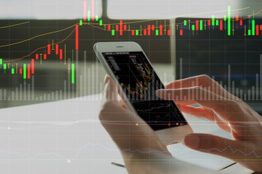 kadın eli mali g dijital tabakası ile akıllı telefon kullanma