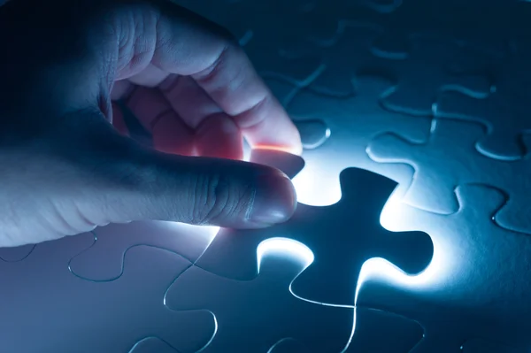 Inserto a mano puzzle, immagine concettuale della strategia aziendale — Foto Stock