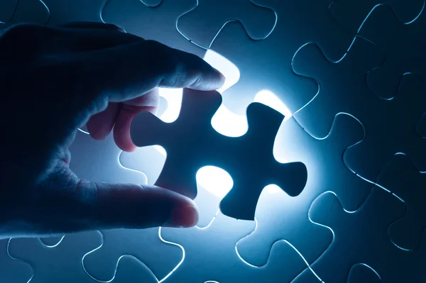 Inserto a mano puzzle, immagine concettuale della strategia aziendale — Foto Stock