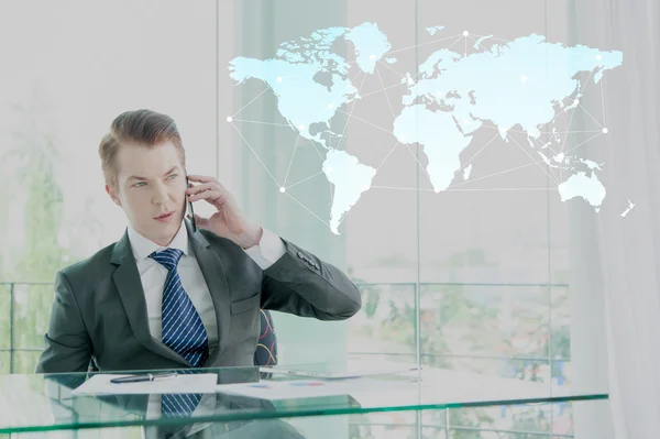 Hombre de negocios en traje hablando por teléfono móvil, globaliza de negocios — Foto de Stock