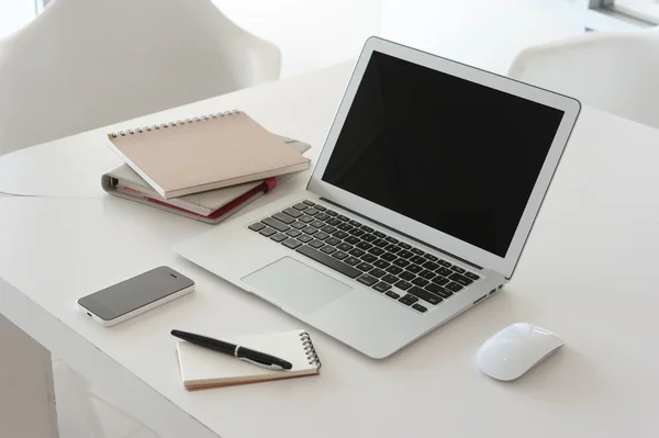 Laptop com livro e smartphone na mesa de trabalho — Fotografia de Stock