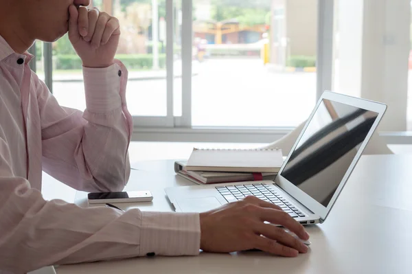 Man met laptop op Bureau close-up — Stockfoto