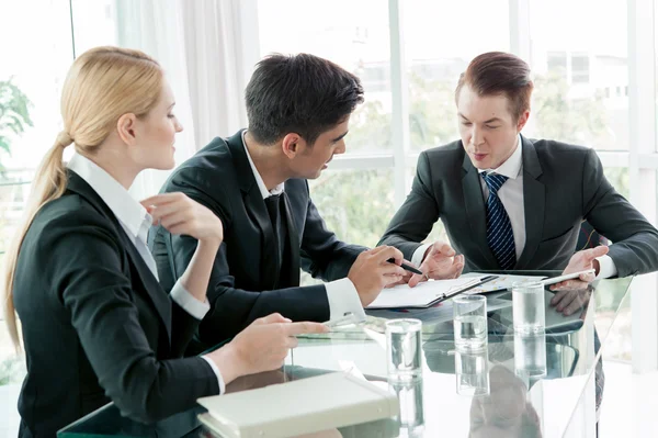 Socios comerciales que discuten documentos e ideas en la reunión — Foto de Stock