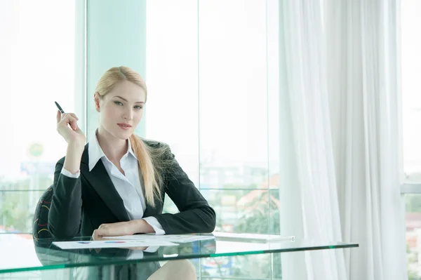 Affärskvinna i office — Stockfoto