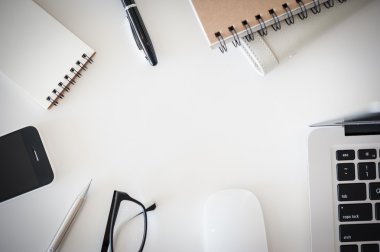 Ofis resepsiyon masası ile bilgisayar, sarf malzemeleri, çiçek ve kahve Kupası