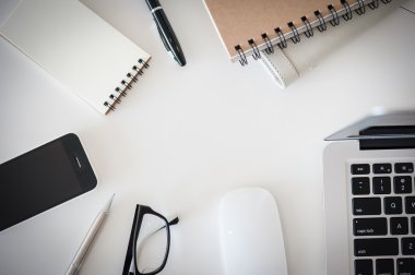 Ofis resepsiyon masası ile bilgisayar, sarf malzemeleri, çiçek ve kahve Kupası