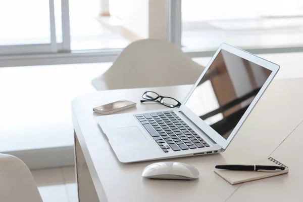 Laptop met smartphone en Opmerking boek over Bureau — Stockfoto